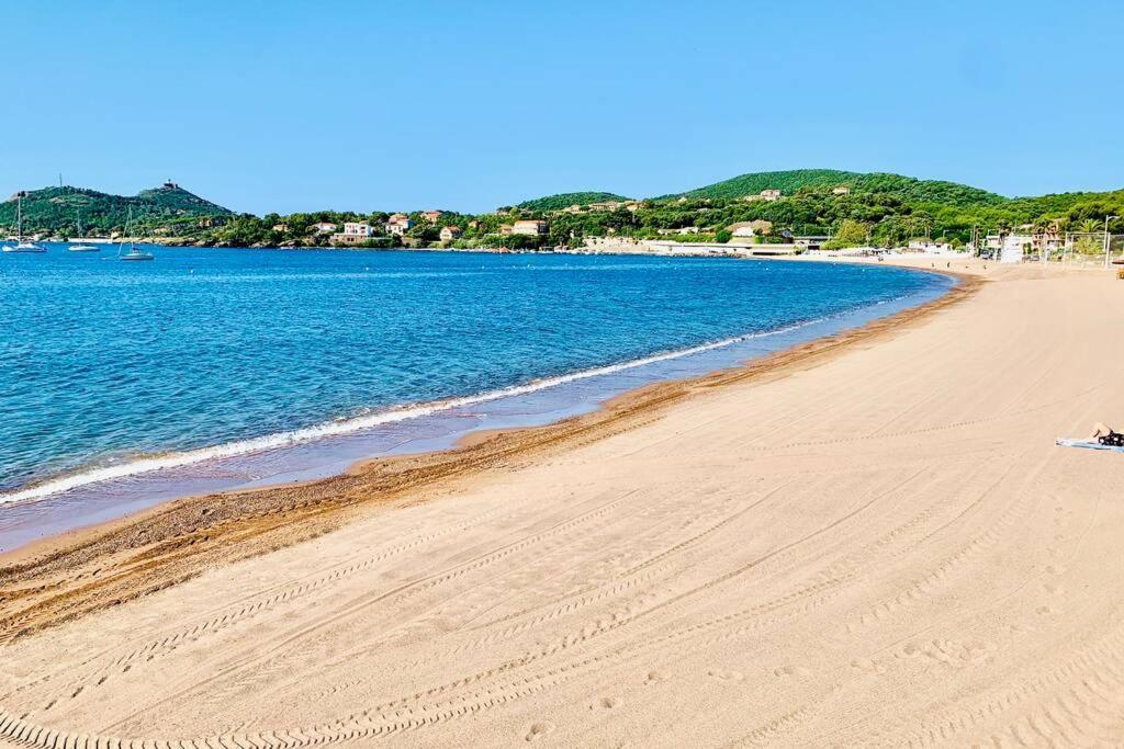 Superbe 4 Couchages Avec Terrasse - Clim - 50M De La Mer Saint-Raphael  Bagian luar foto